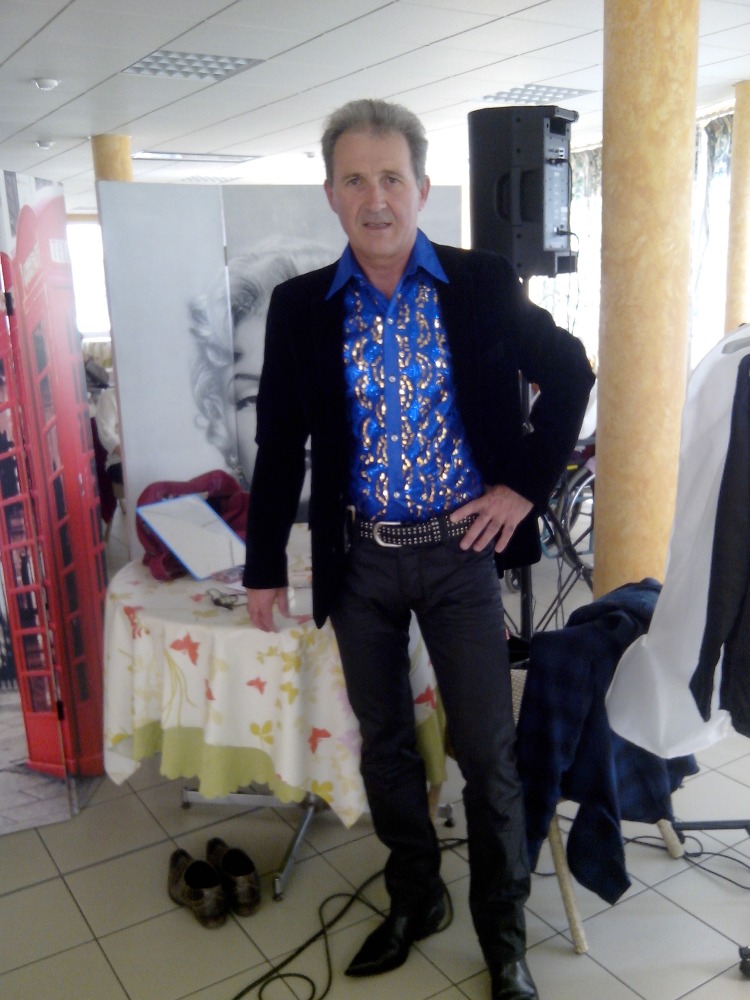 residences-seniors-occitanie-hautes-pyrenees-animateur-chanteur-chanteur6171821264344626777.jpg