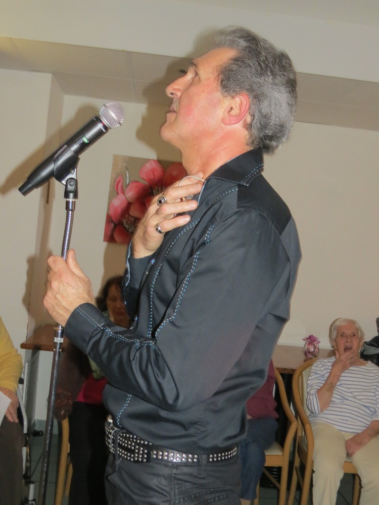 residences-seniors-occitanie-hautes-pyrenees-animateur-chanteur-chanteur782232343839667779.jpg