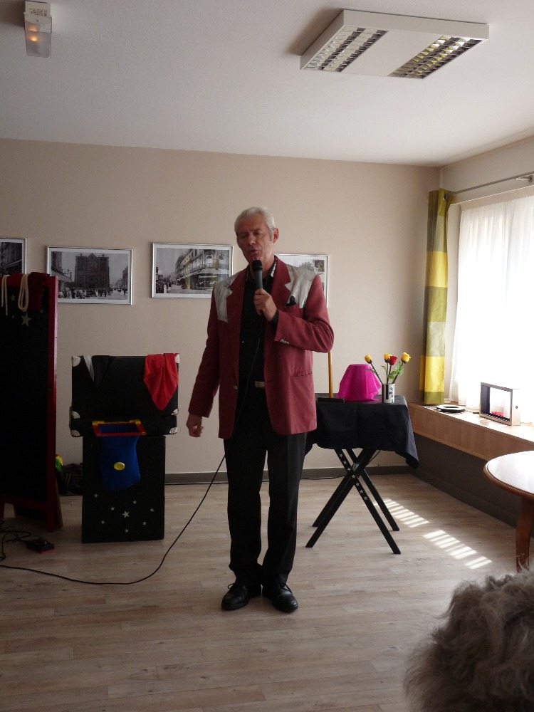 evenement-sortie-auvergne-rhone-alpes-rhone-animation-chansons-amp-magie-pour-seniors14282937505358606268.jpg